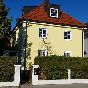 Helle Und Ruhige Dachgeschosswohnung München